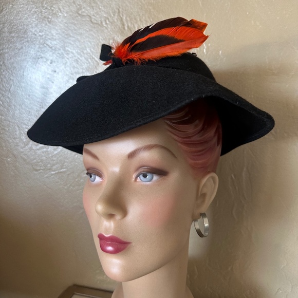STYLISH 1940\'s BLACK FELT HAT - TURNED DOWN FRONT BRIM + ORANGE/BLACK FEATHERS main image 6